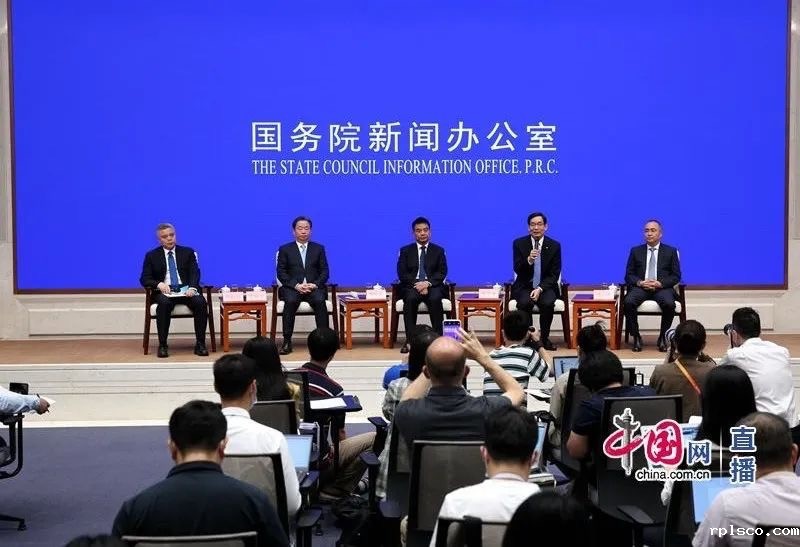 中外记者见面会上，周育先谈如何弘扬企业家精神