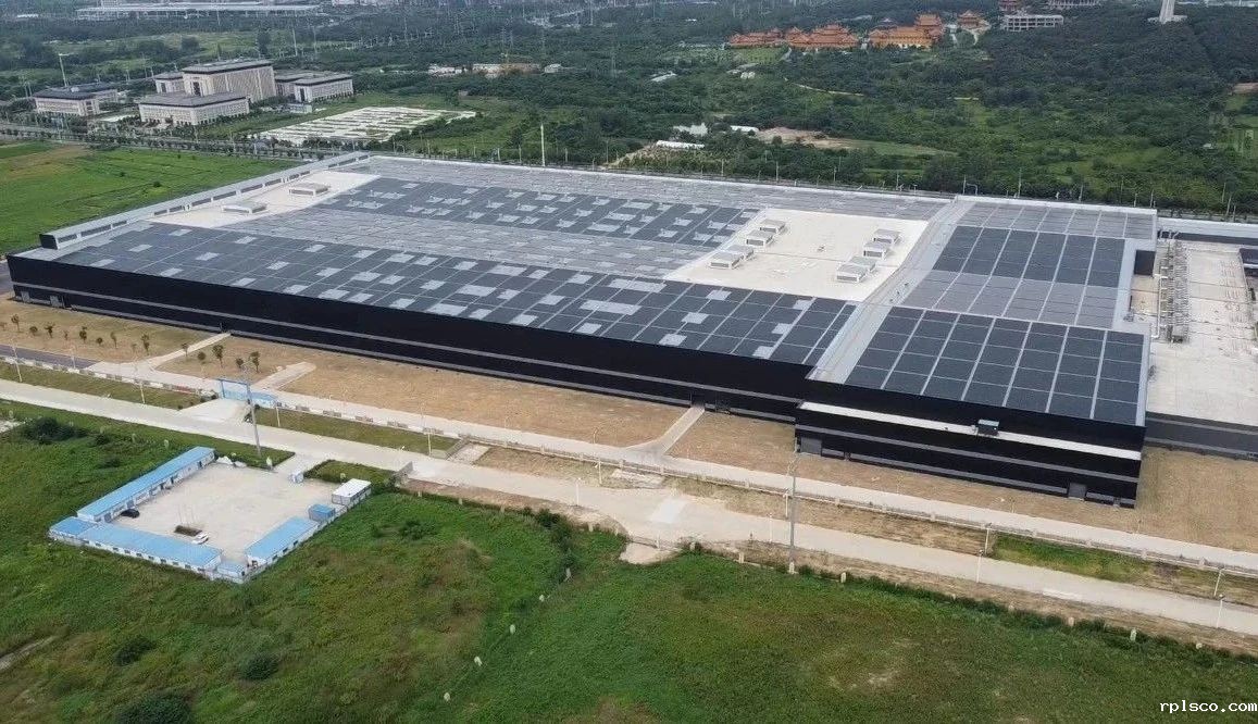 让我们跟随新华社，去看看玻璃会发电的奥秘吧！
